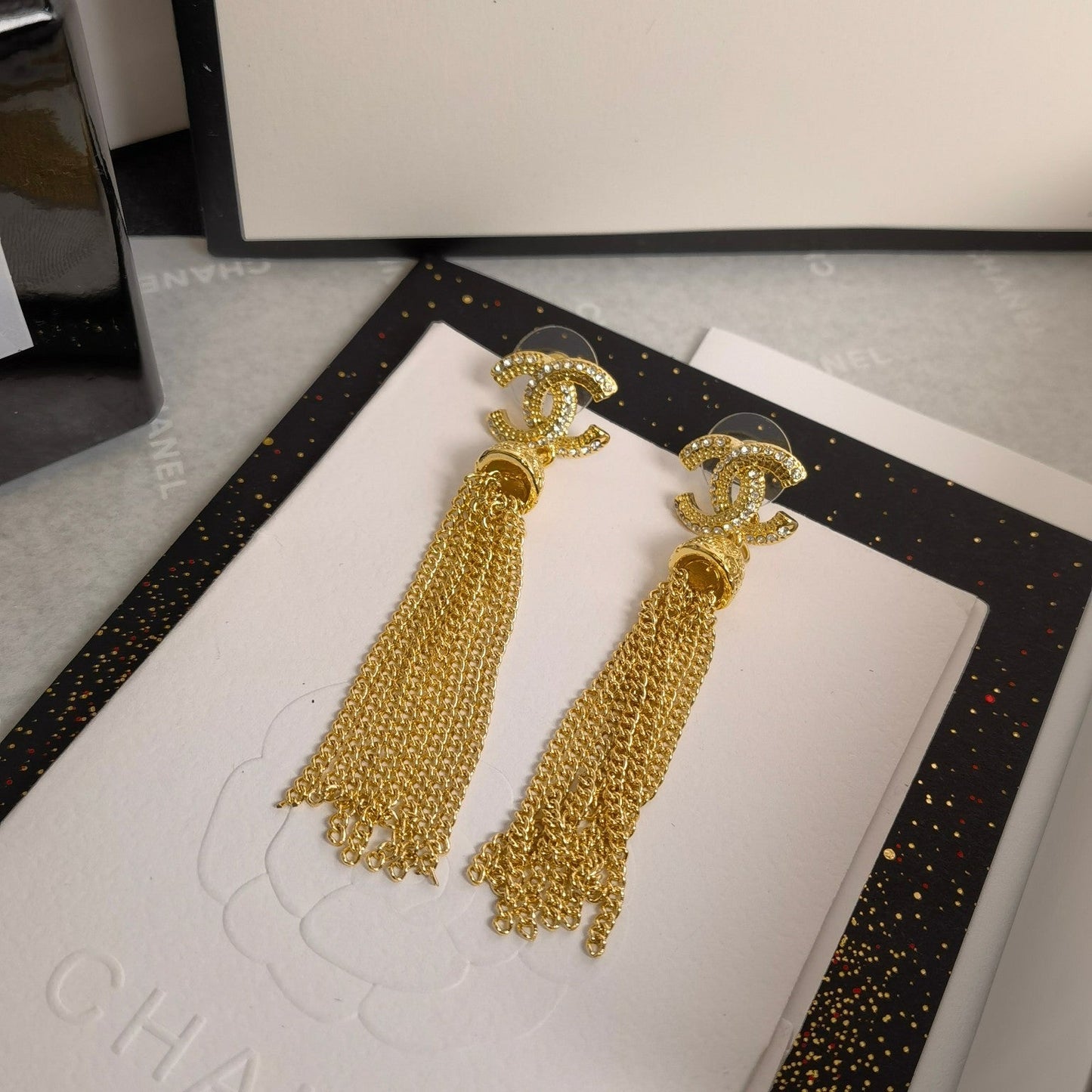 Pendientes de borlas con pedrería brillante de moda