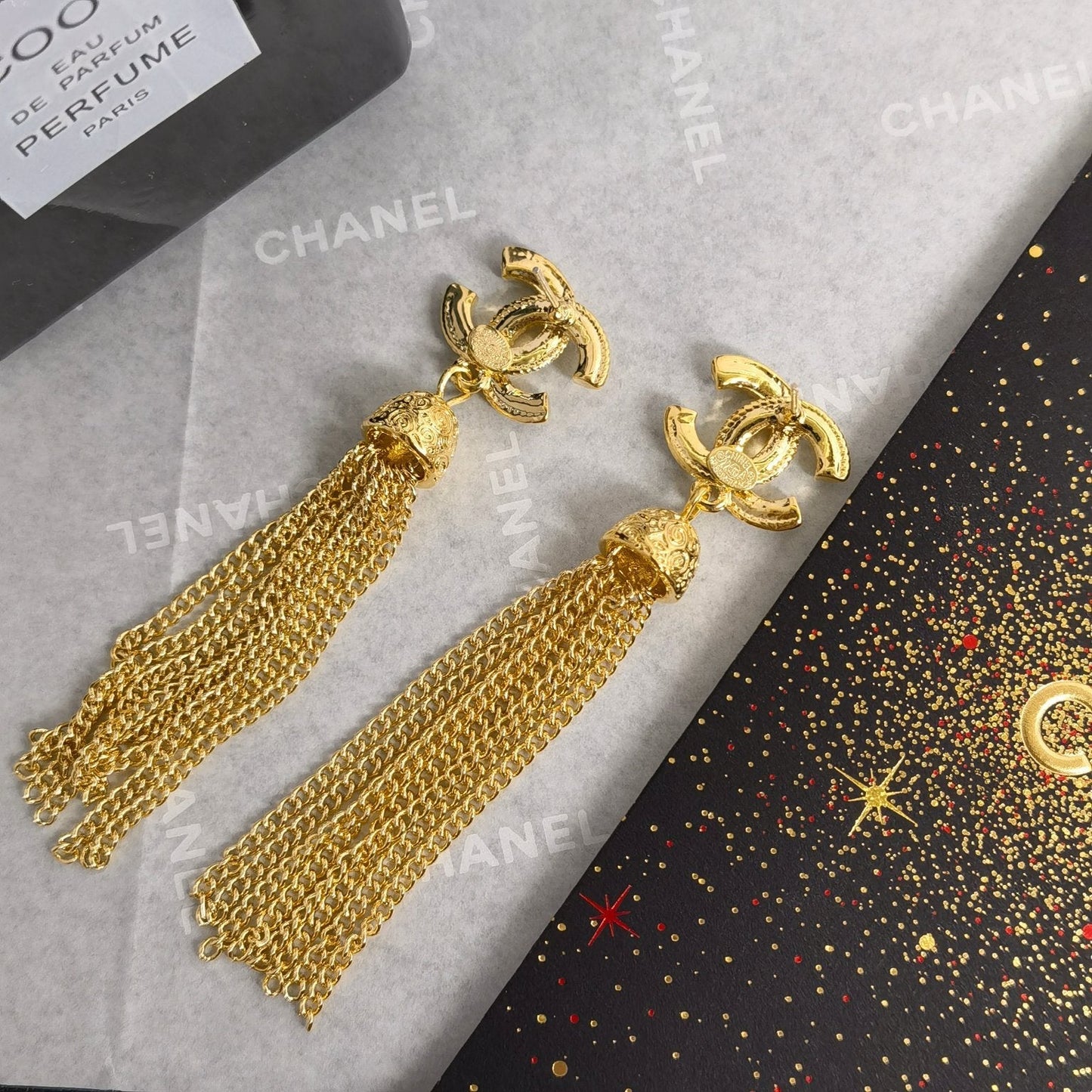 Pendientes de borlas con pedrería brillante de moda
