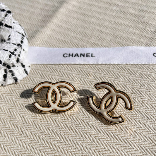 Boucles d'oreilles blanches élégantes et stylées