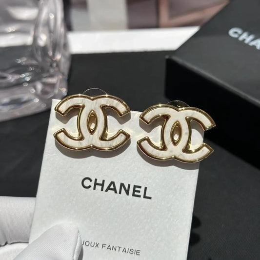 Boucles d'oreilles blanches élégantes et stylées