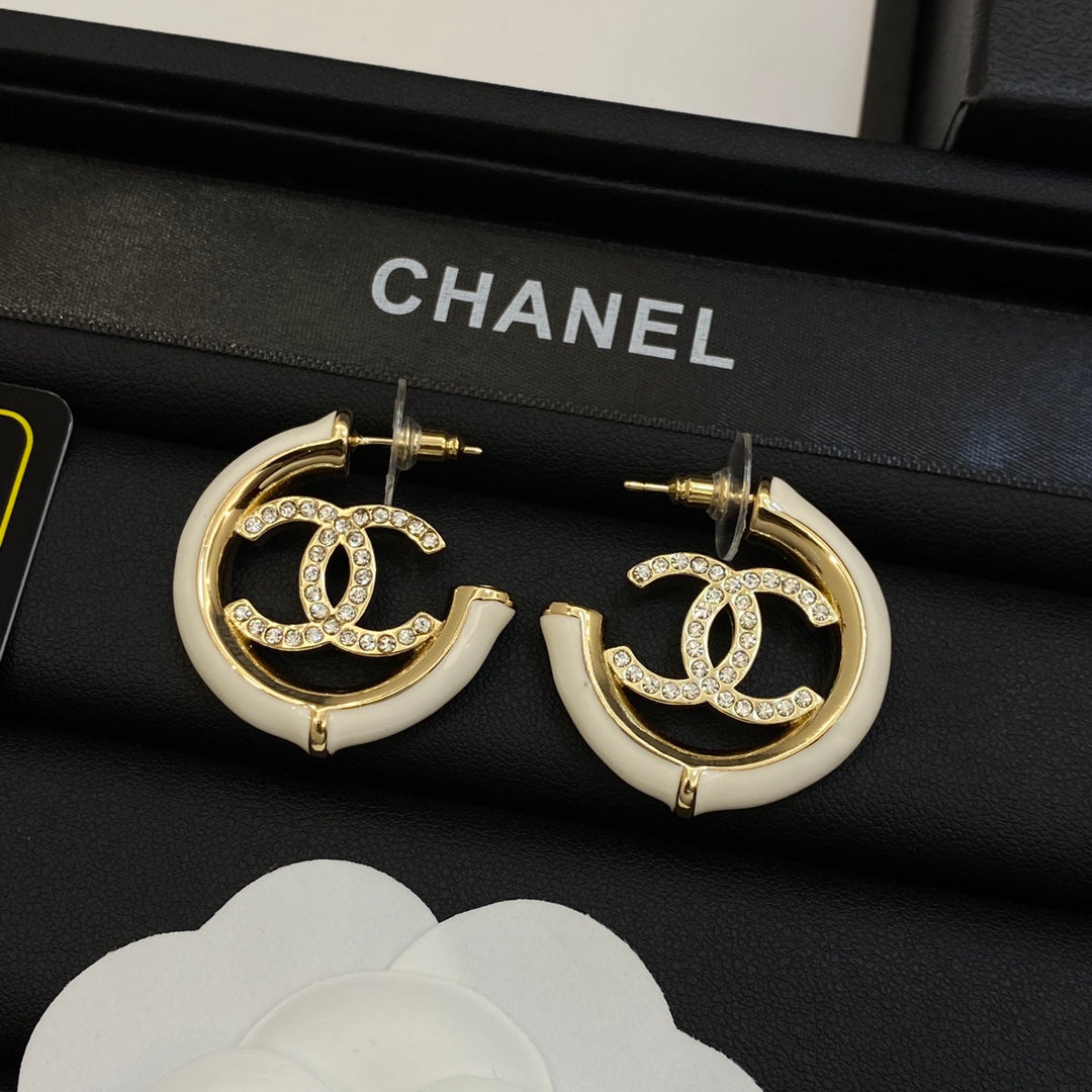 Pendientes de aro esmaltados en blanco