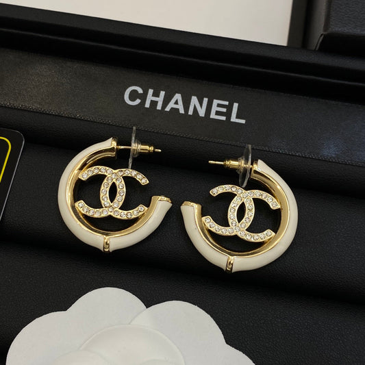 Boucles d'oreilles créoles demi-cercles en émail blanc