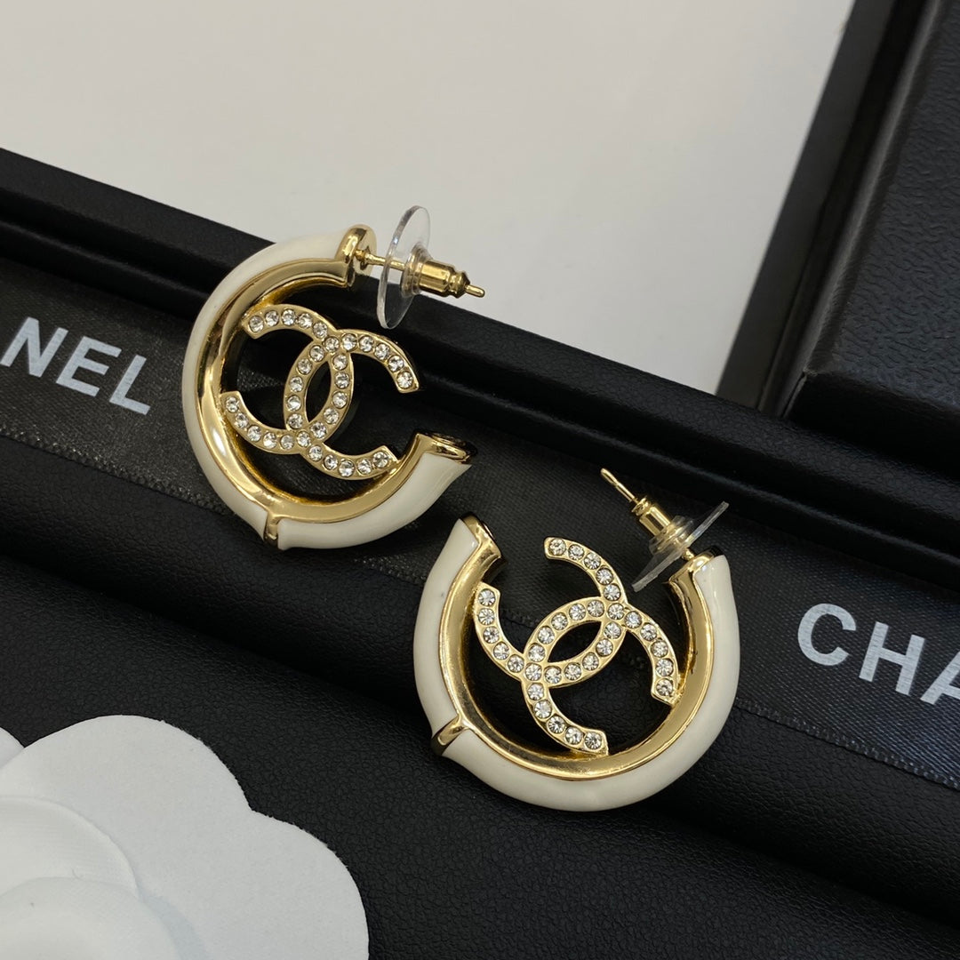 Pendientes de aro esmaltados en blanco