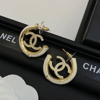Boucles d'oreilles créoles demi-cercles en émail blanc