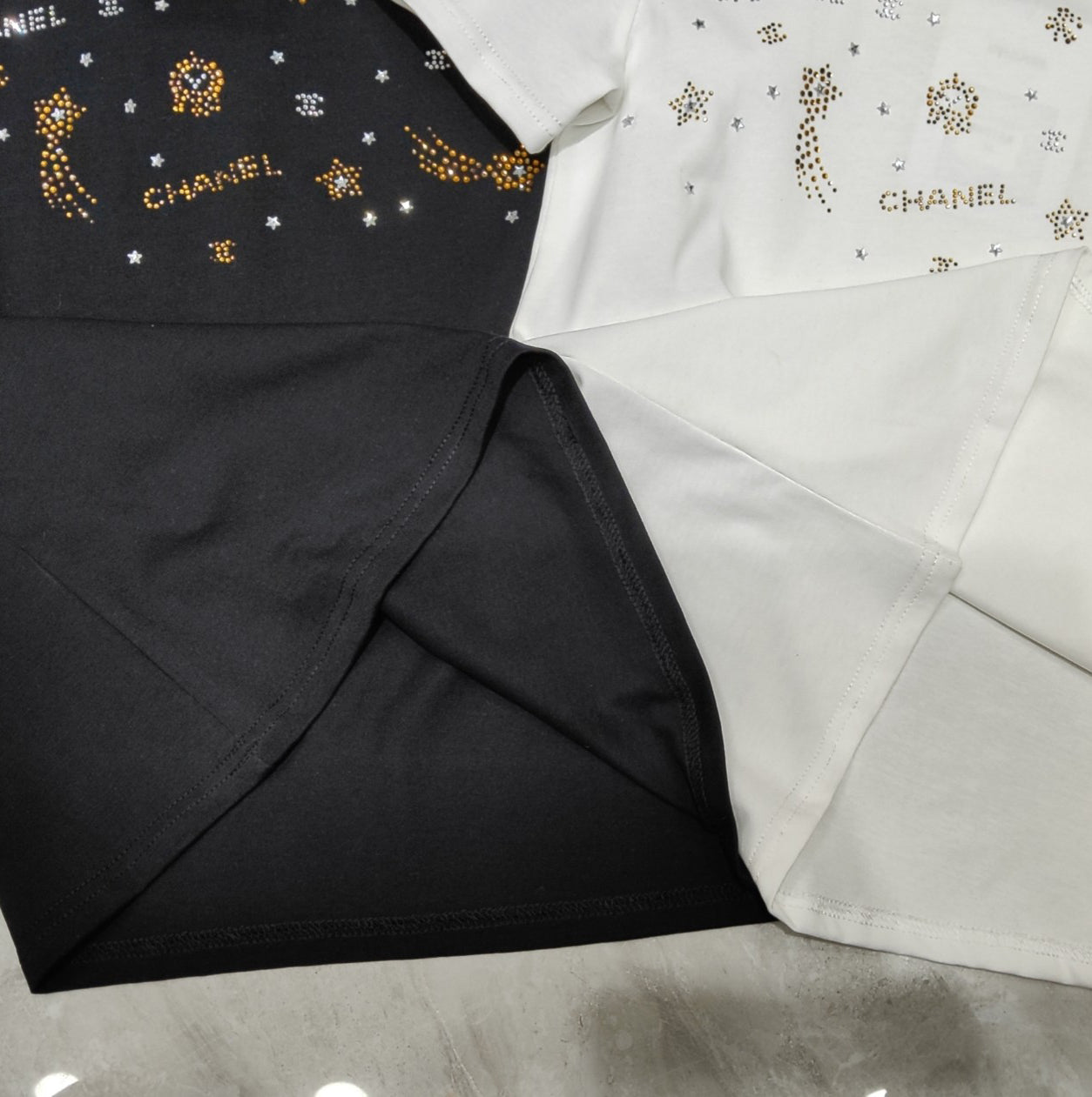 Camisetas con mangas de pedrería