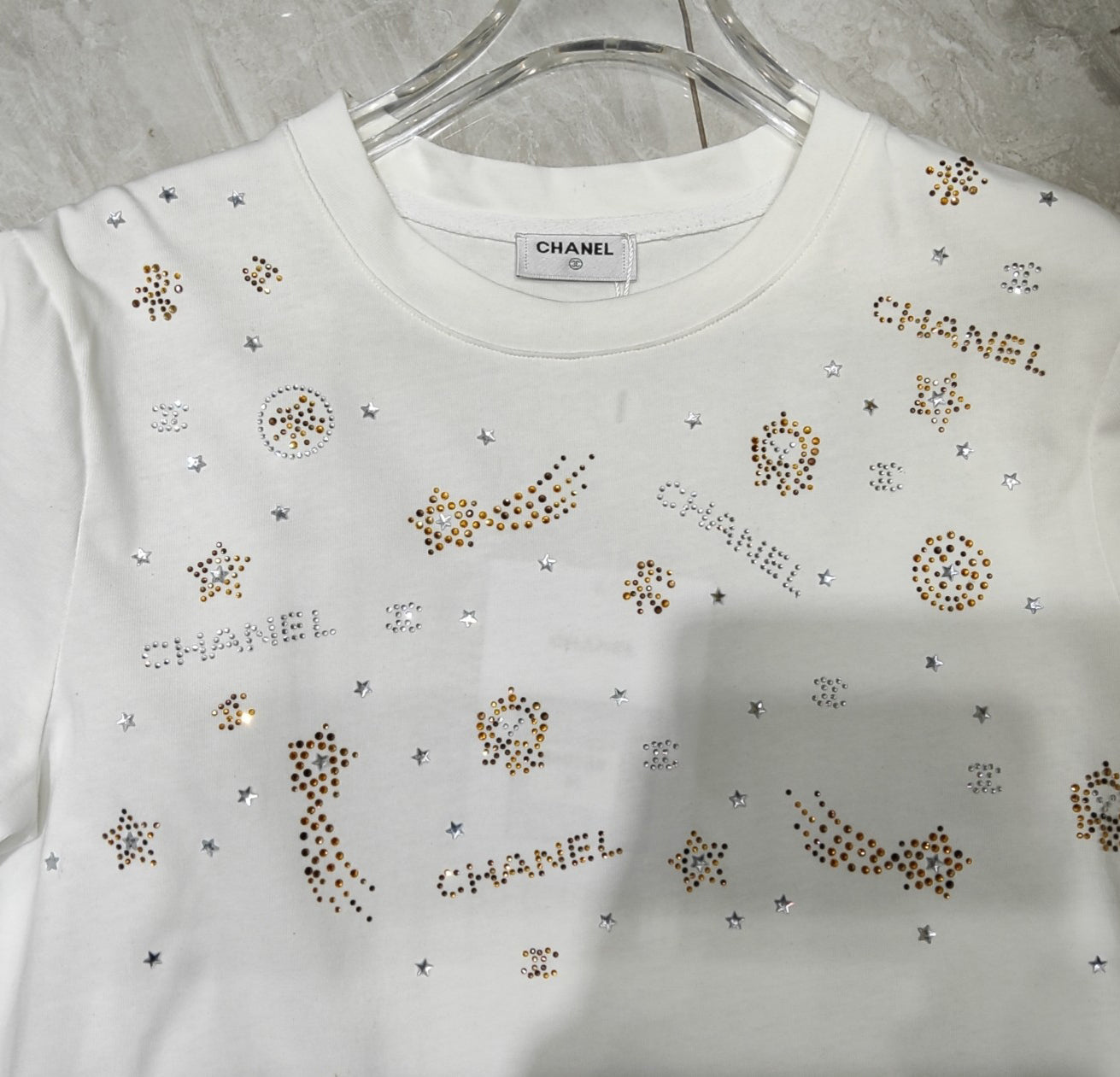 Camisetas con mangas de pedrería
