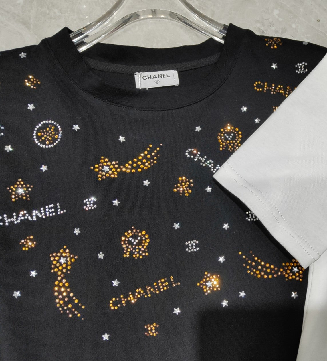 Camisetas con mangas de pedrería