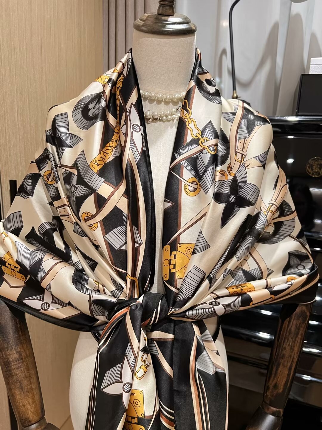 Elegante pañuelo de seda grabado para mujer