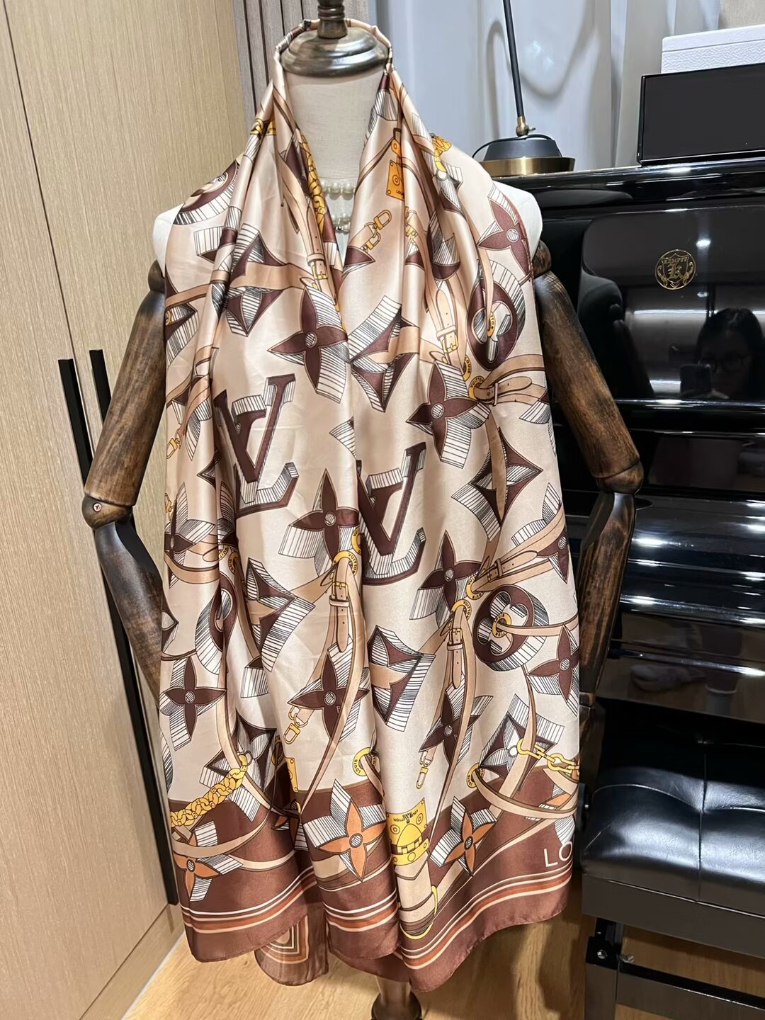 Elegante pañuelo de seda grabado para mujer