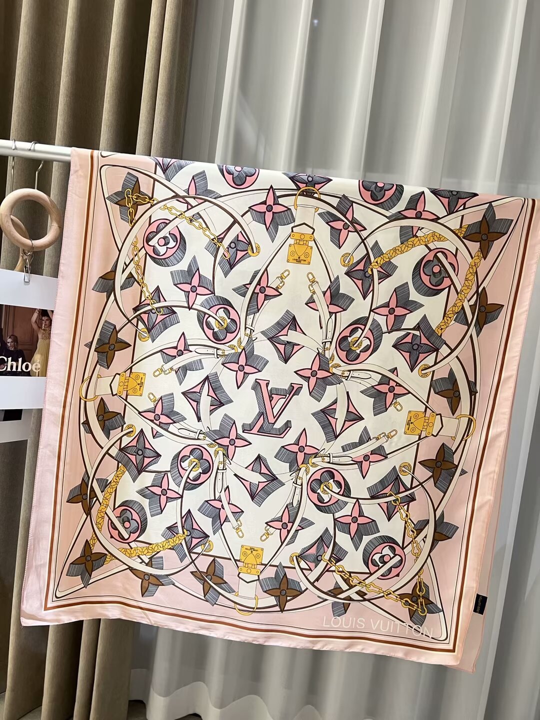 Elegante pañuelo de seda grabado para mujer