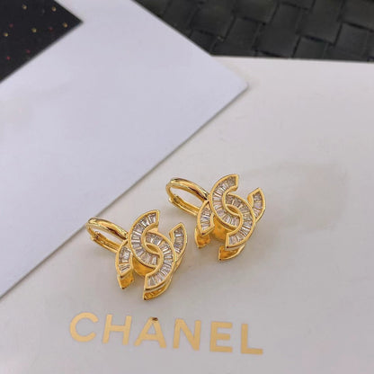 Boucles d'oreilles tendance avec logo en strass