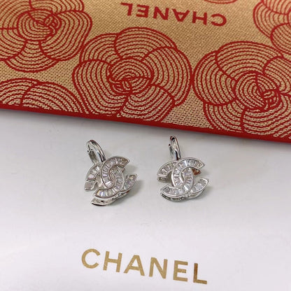 Boucles d'oreilles tendance avec logo en strass