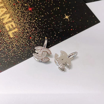 Boucles d'oreilles tendance avec logo en strass
