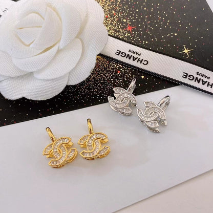 Boucles d'oreilles tendance avec logo en strass