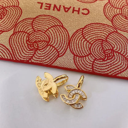 Boucles d'oreilles tendance avec logo en strass