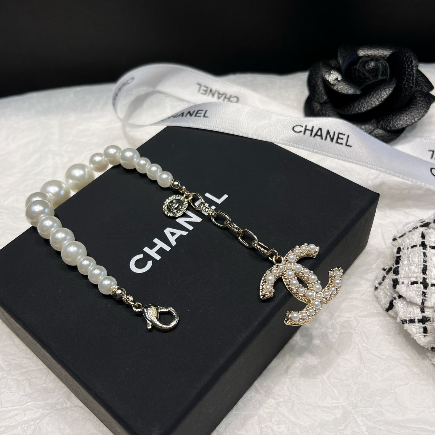 Pulsera de perlas elegante y a la moda