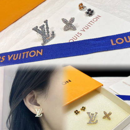 Boucles d'oreilles asymétriques à logo floral et strass