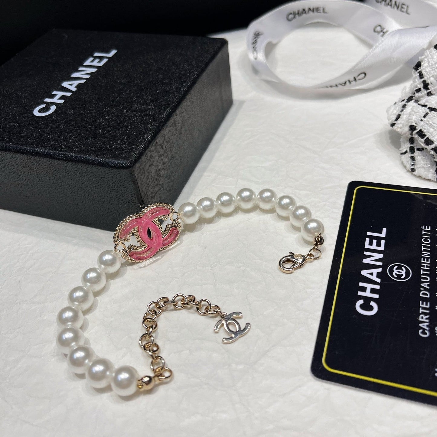 Pulsera Perlas Esmalte Rosa Logo