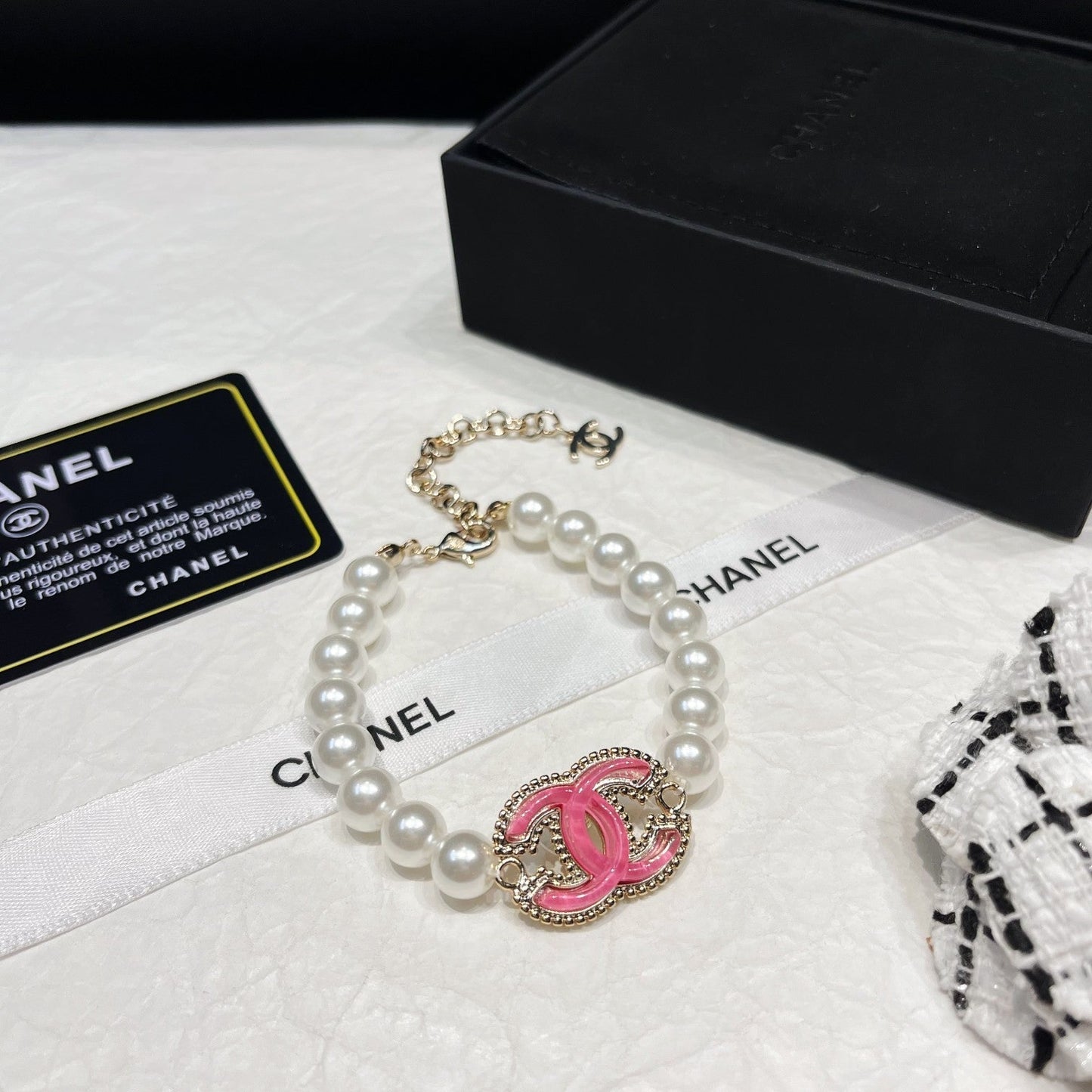 Pulsera Perlas Esmalte Rosa Logo