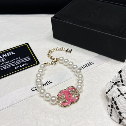 Bracelet perles émaillé rose avec logo
