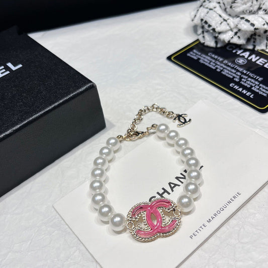 Bracelet perles émaillé rose avec logo