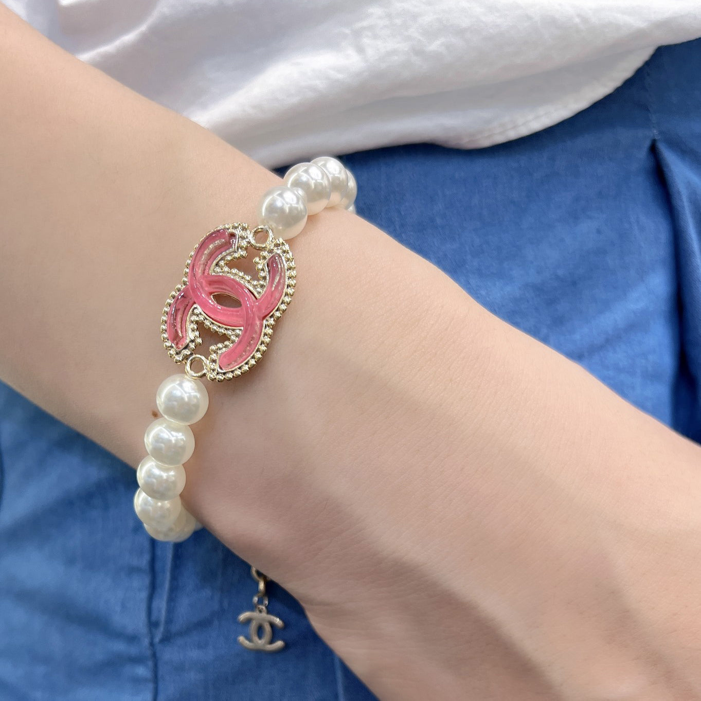 Pulsera Perlas Esmalte Rosa Logo