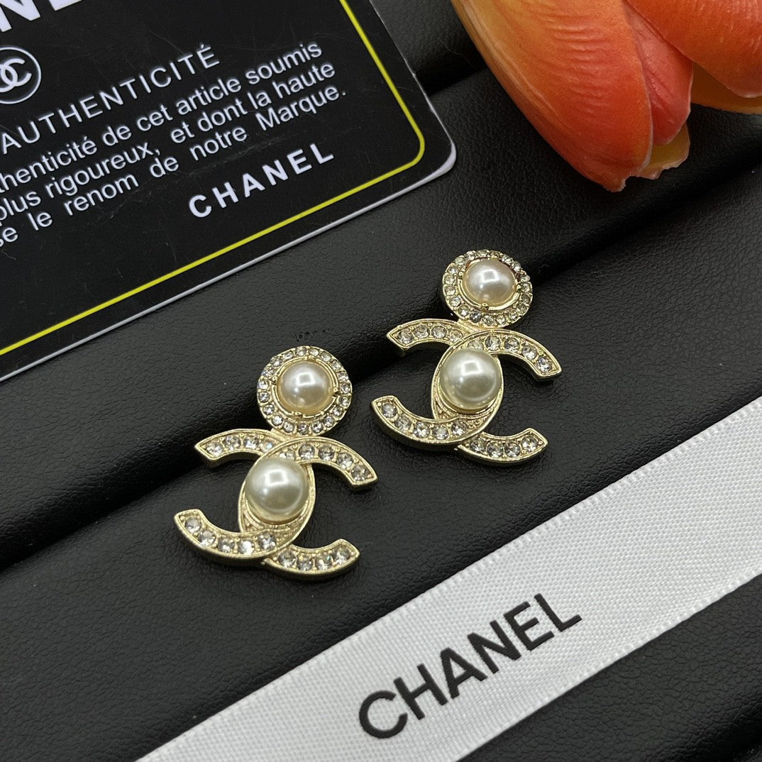 Pendientes de moda con perlas