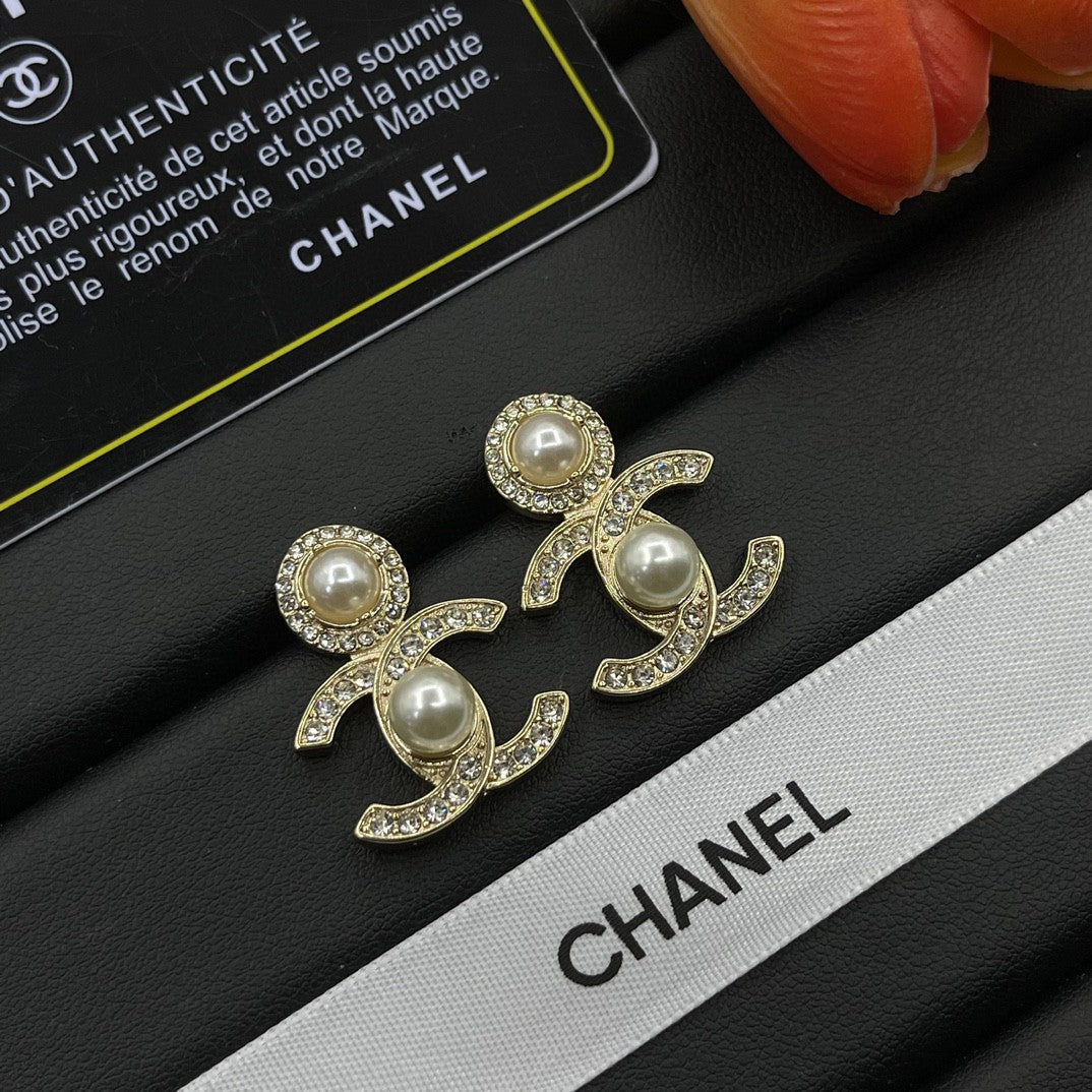 Pendientes de moda con perlas