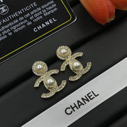 Pendientes de moda con perlas