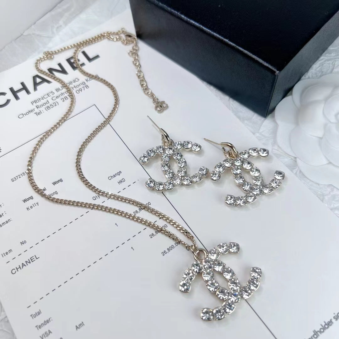 Pendientes y collar con logo de cristal de moda
