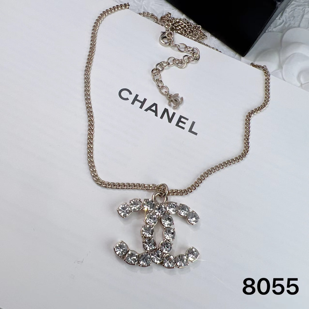 Pendientes y collar con logo de cristal de moda
