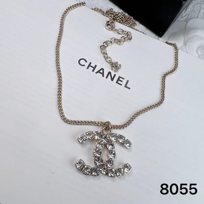 Pendientes y collar con logo de cristal de moda
