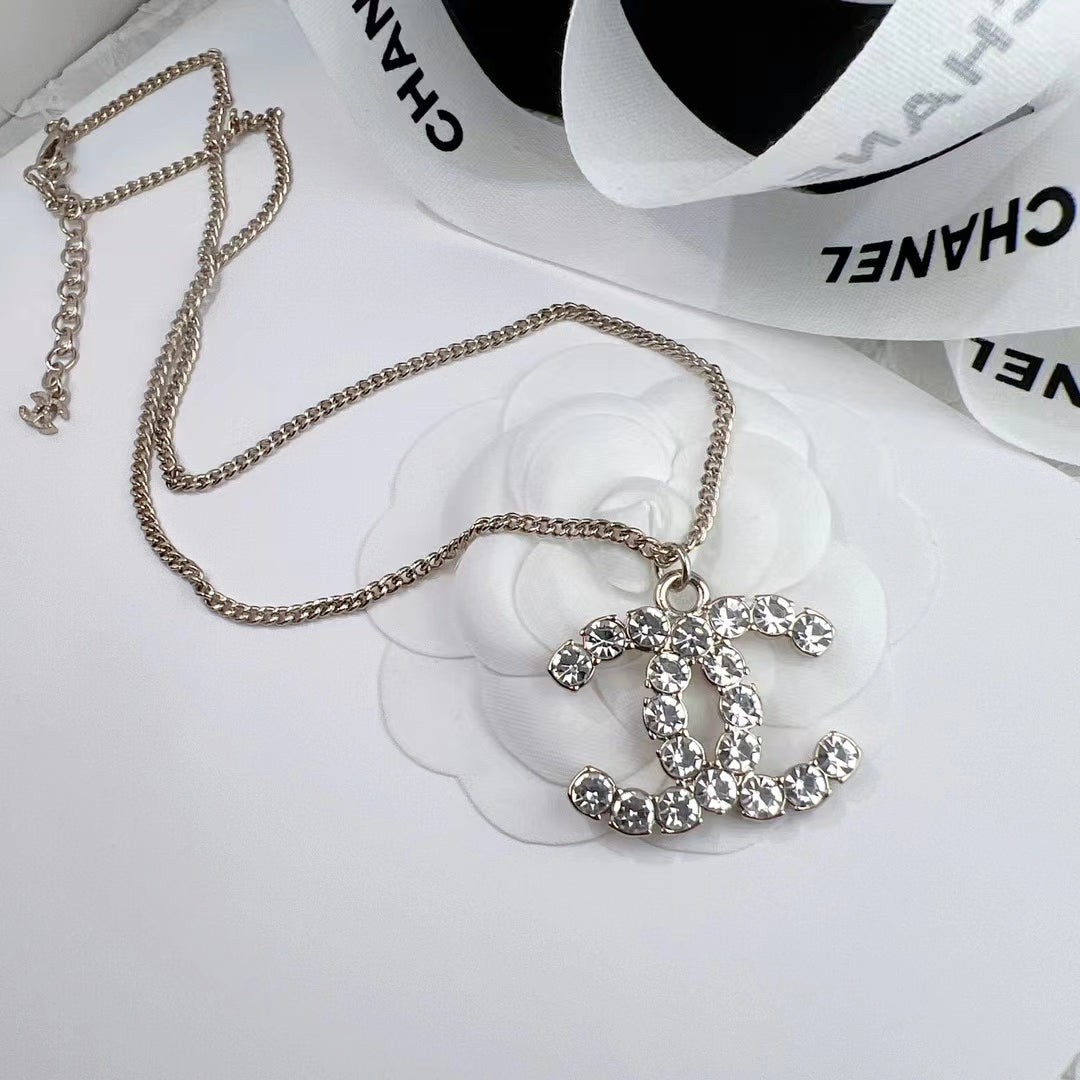 Pendientes y collar con logo de cristal de moda