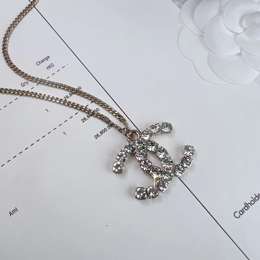 Pendientes y collar con logo de cristal de moda
