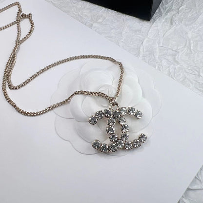 Pendientes y collar con logo de cristal de moda