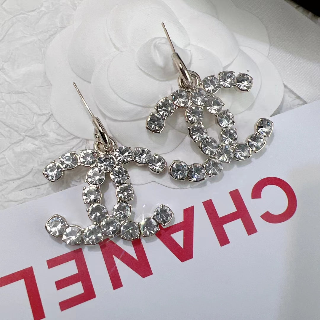Pendientes y collar con logo de cristal de moda