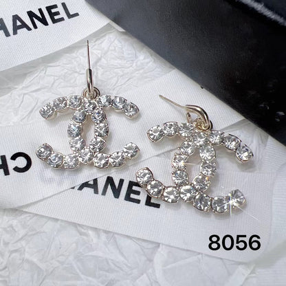 Pendientes y collar con logo de cristal de moda