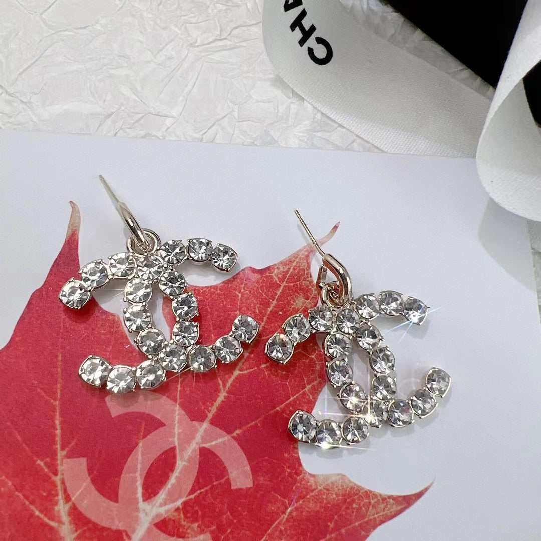 Pendientes y collar con logo de cristal de moda