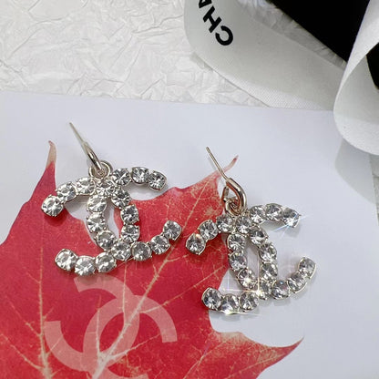 Pendientes y collar con logo de cristal de moda