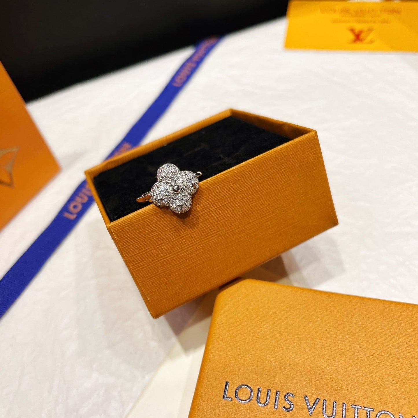 Anillo abierto floral de diamante