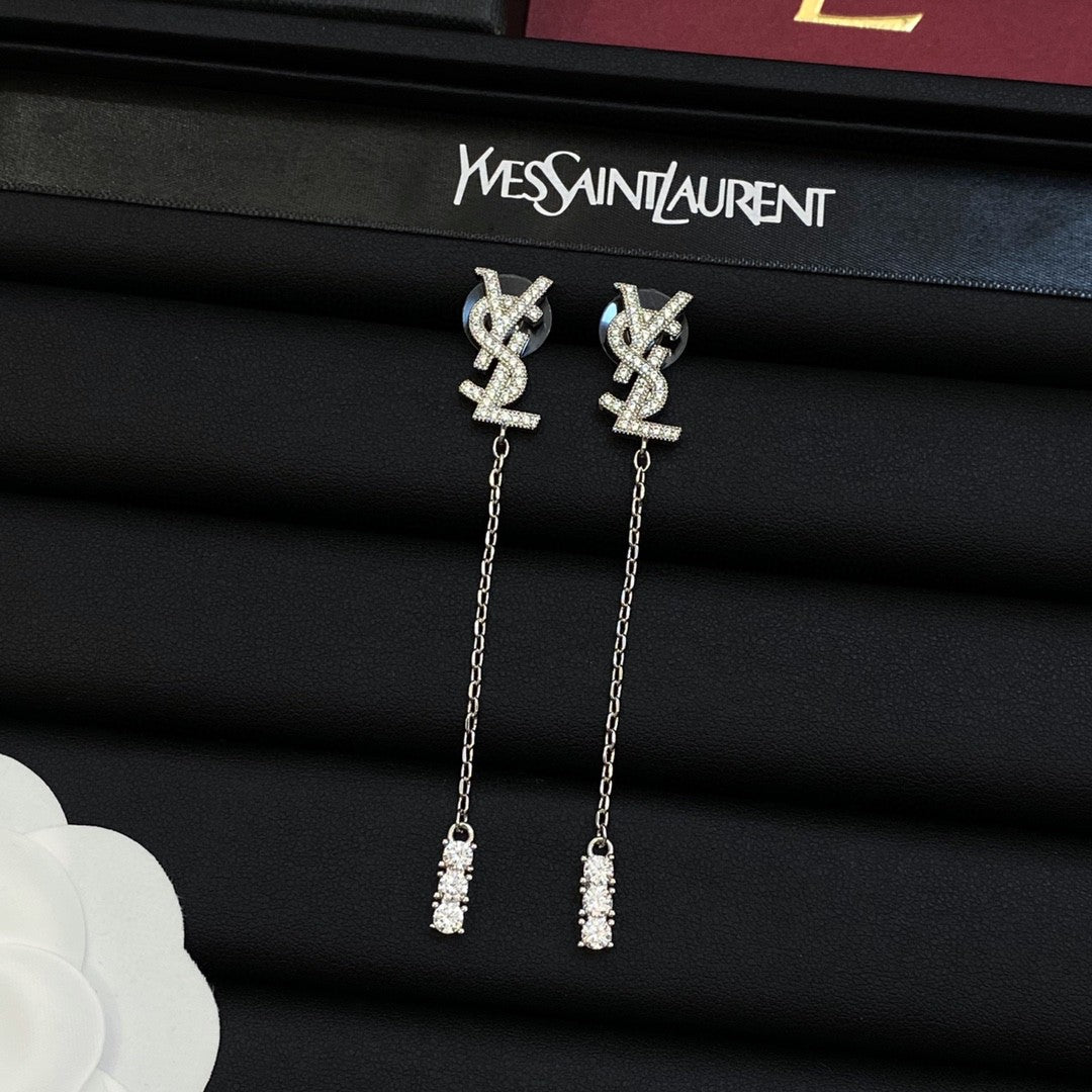 Pendientes largos de cristal con letras metálicas
