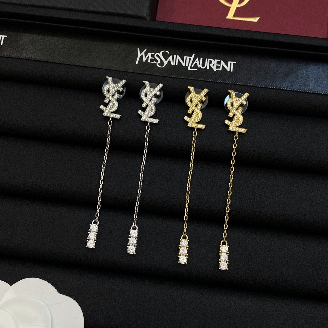 Pendientes largos de cristal con letras metálicas