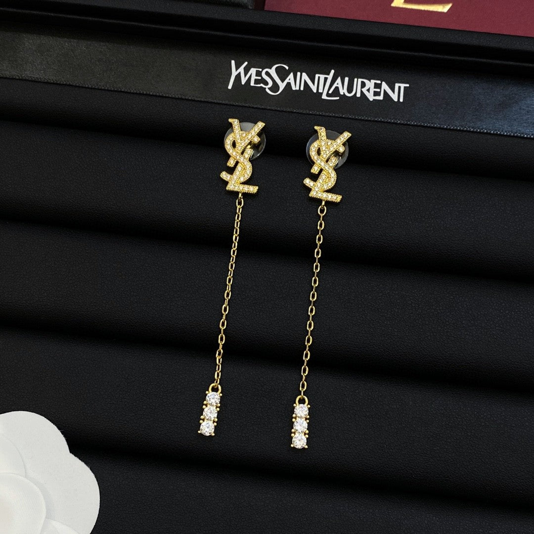 Pendientes largos de cristal con letras metálicas