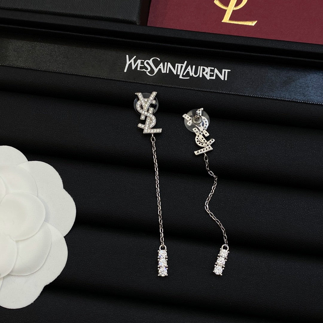 Pendientes largos de cristal con letras metálicas