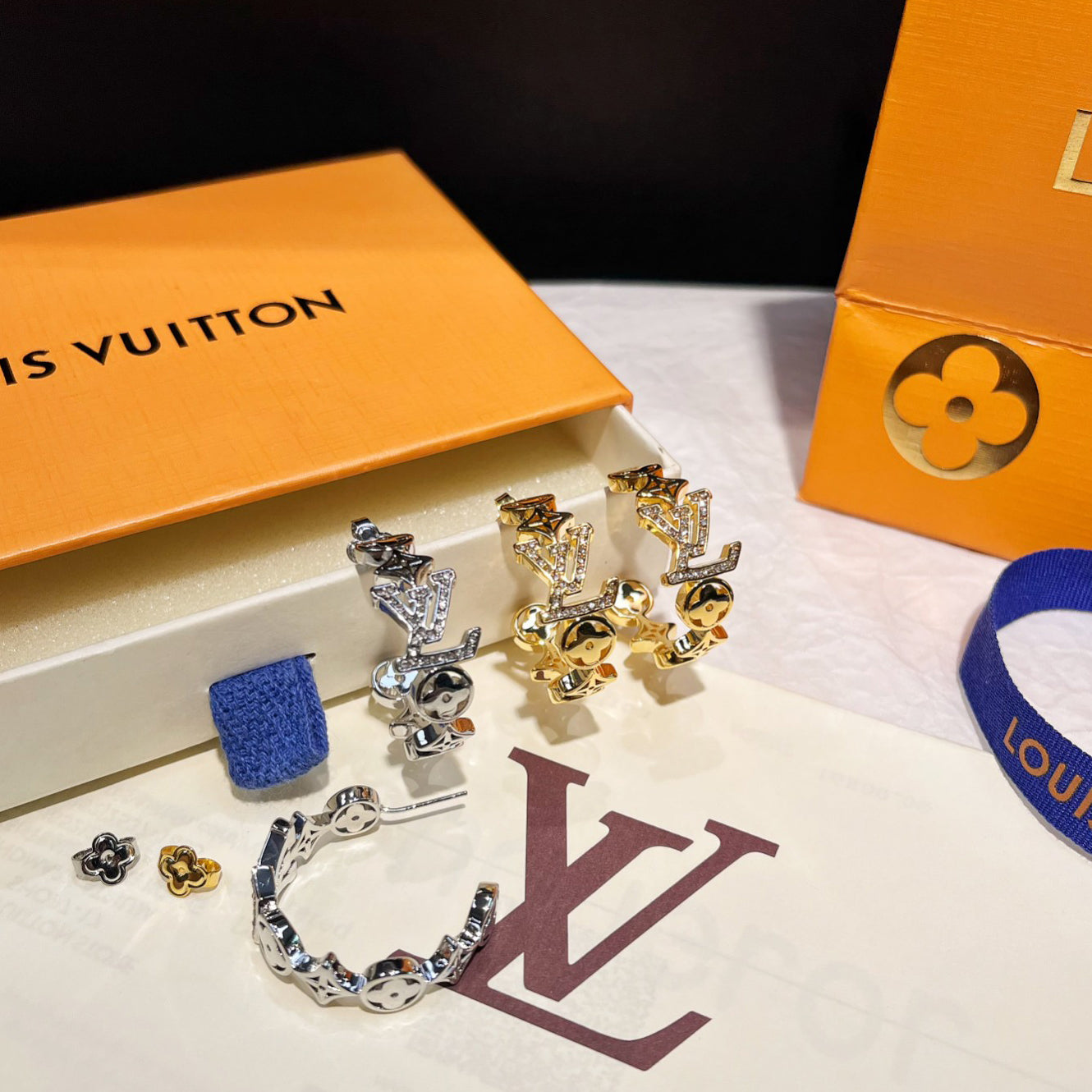 Pendientes de media argolla florales