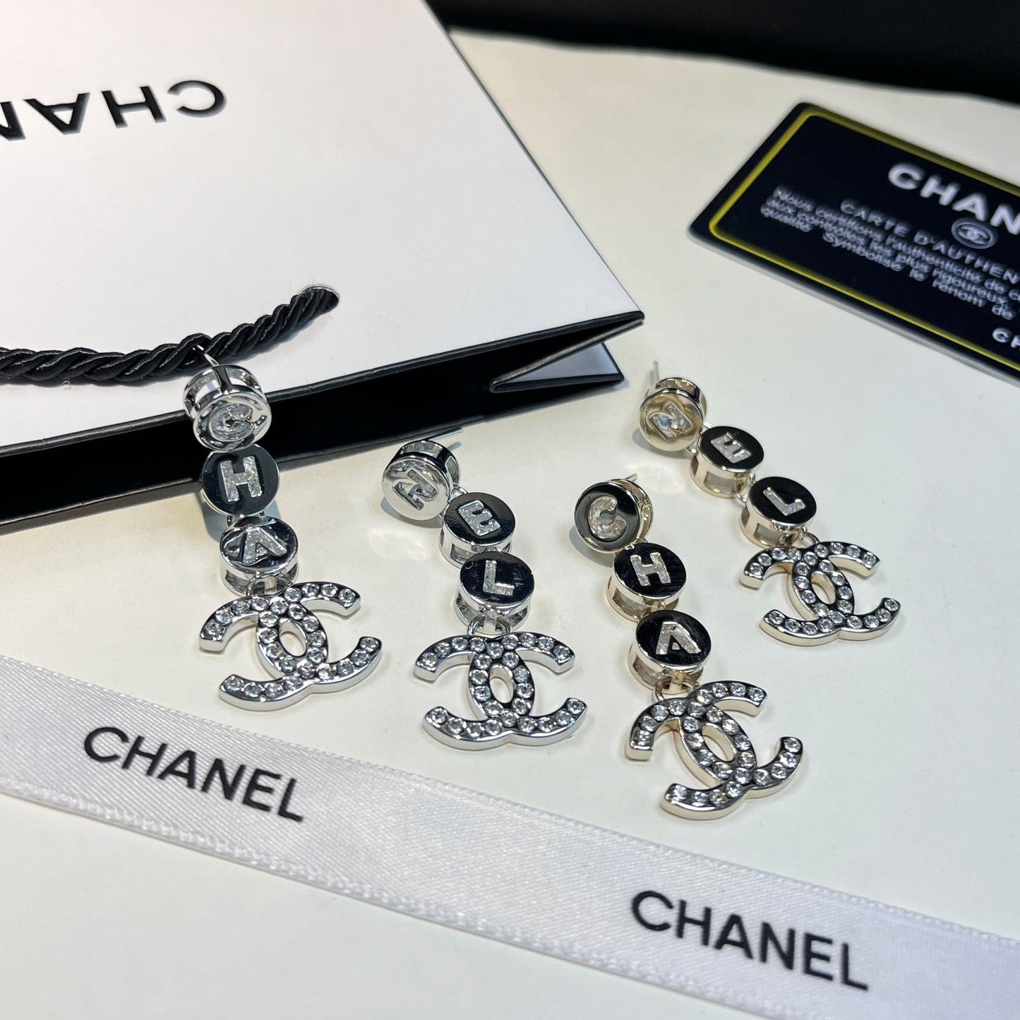 Pendientes de moda con inicial