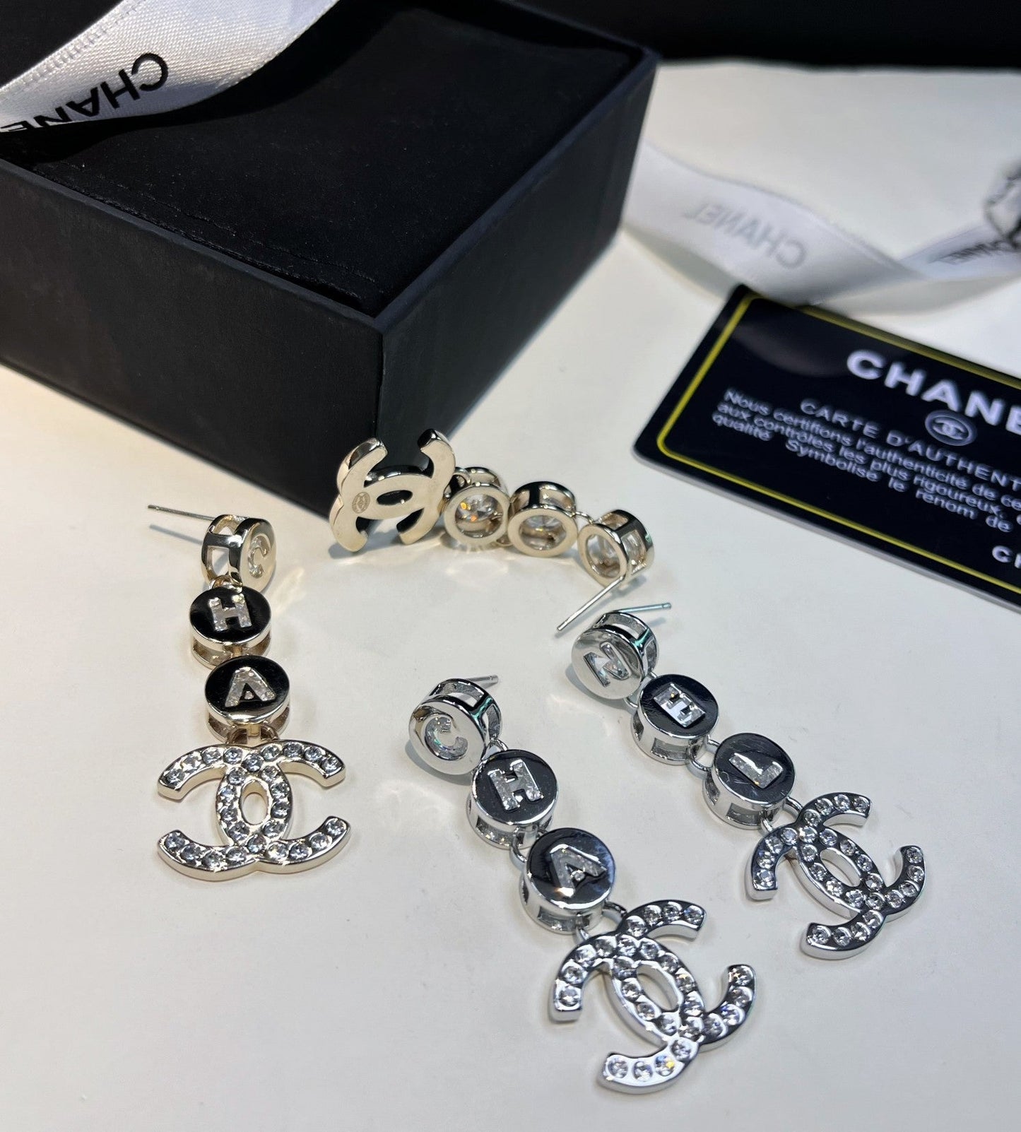 Pendientes de moda con inicial