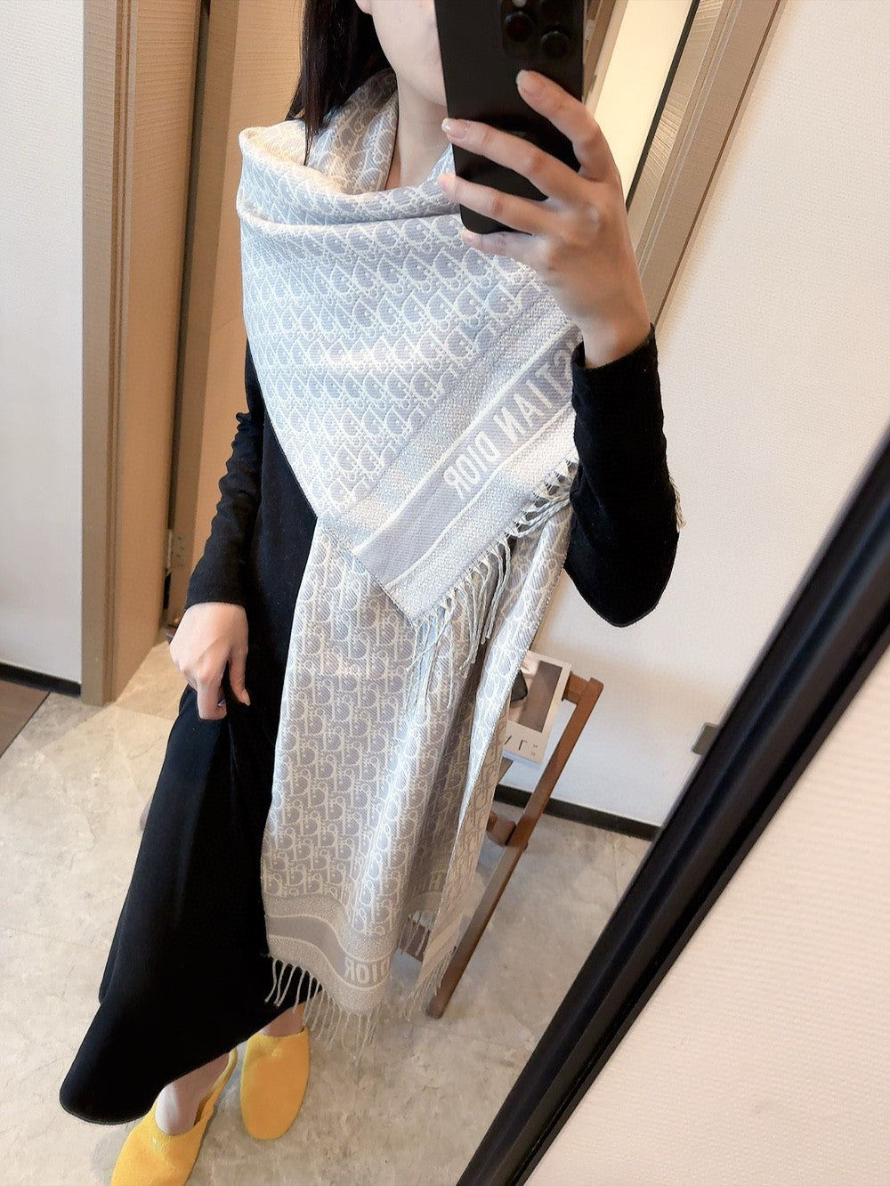 Elegante bufanda con borlas repujadas