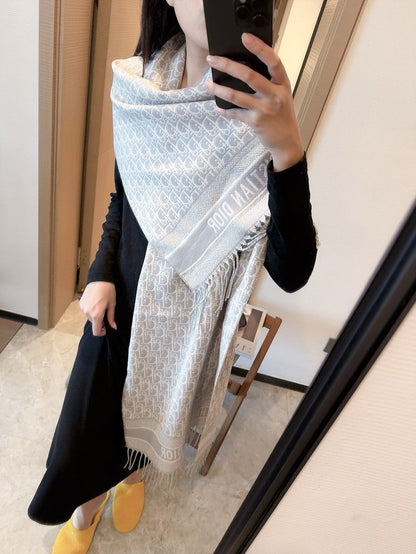 Elegante bufanda con borlas repujadas