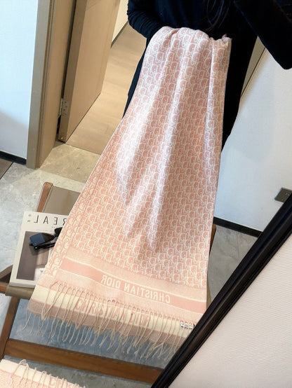 Elegante bufanda con borlas repujadas